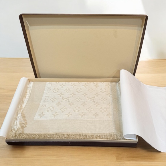 Louis Vuitton Monogram Shine Shawl M74026 - Picture 1 of 7